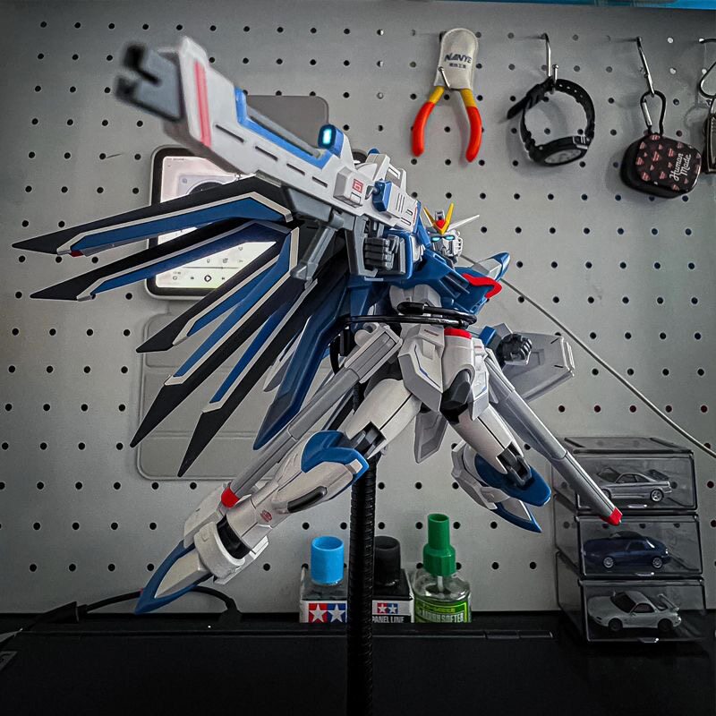 Kit de Modelo de Plástico a Es - Bandai Gundam Rg reseña y precio